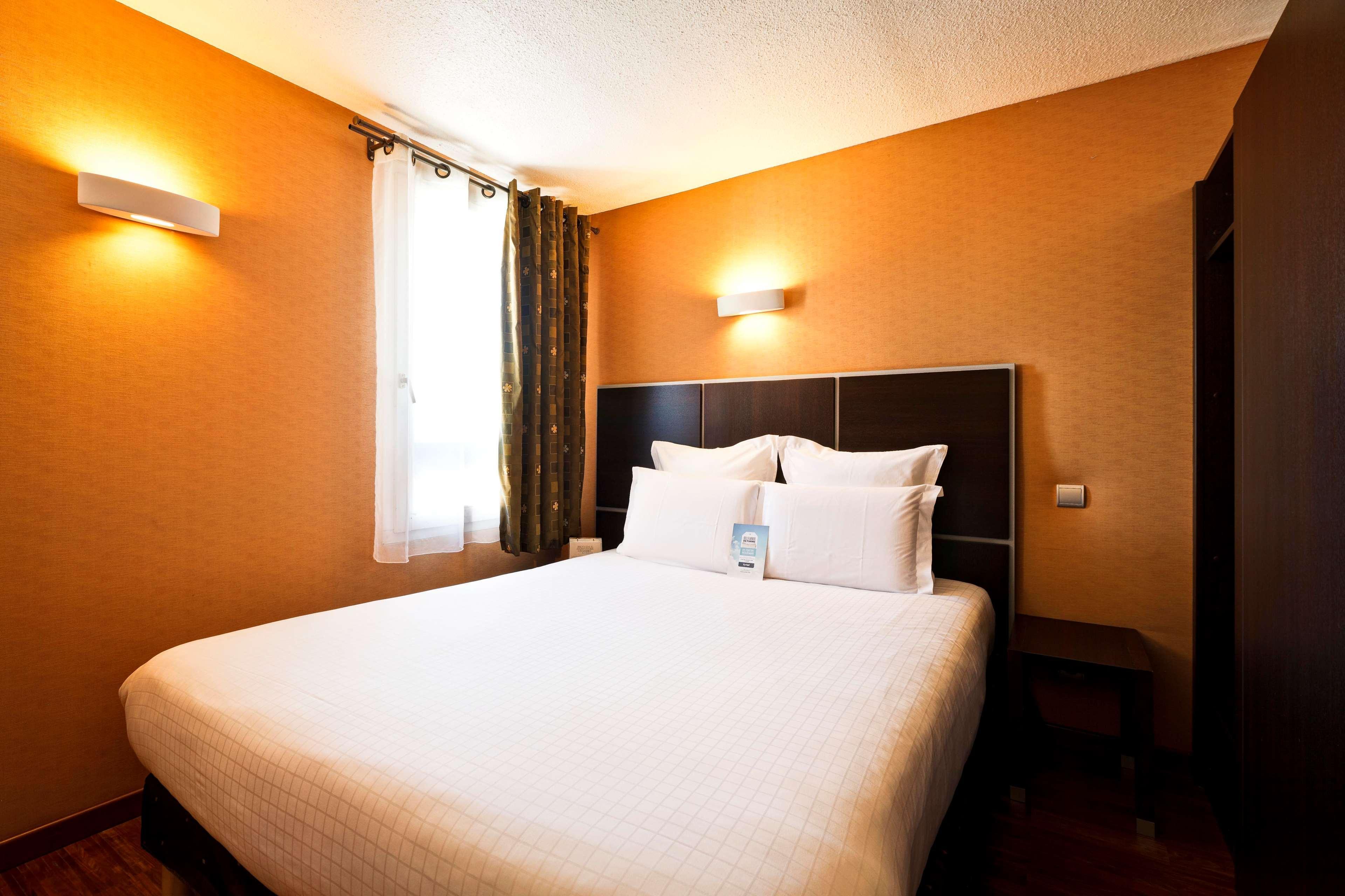 Kyriad Lyon Sud - Saint Genis Laval Exterior foto